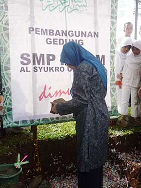 04032013_ibu_oskar_peletakan_batu_pertama