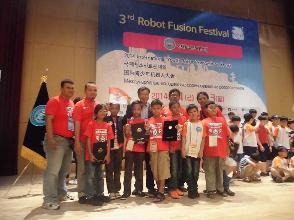 15082014 juara robot 001
